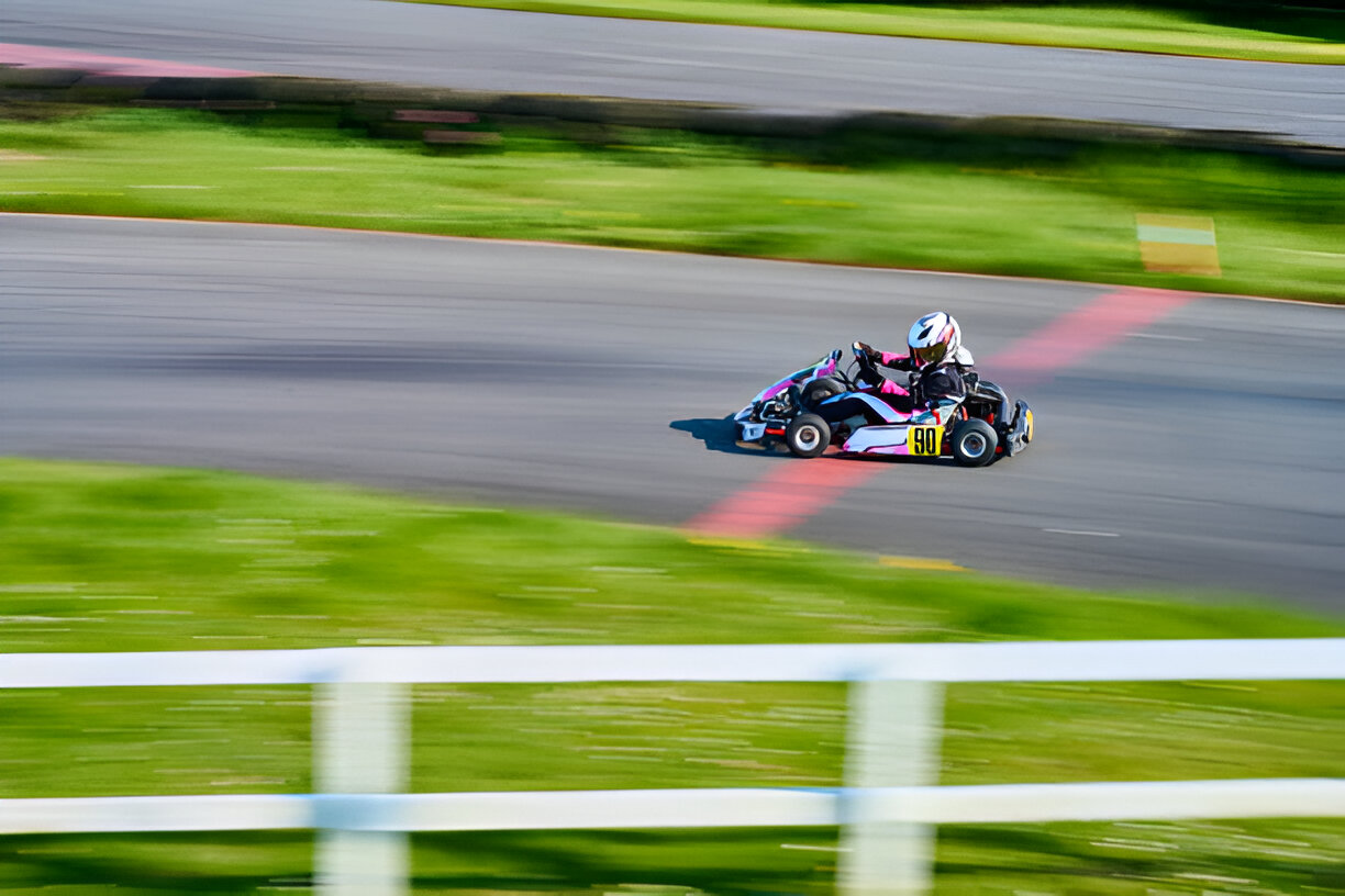 Photo d'un pilote de karting sur piste