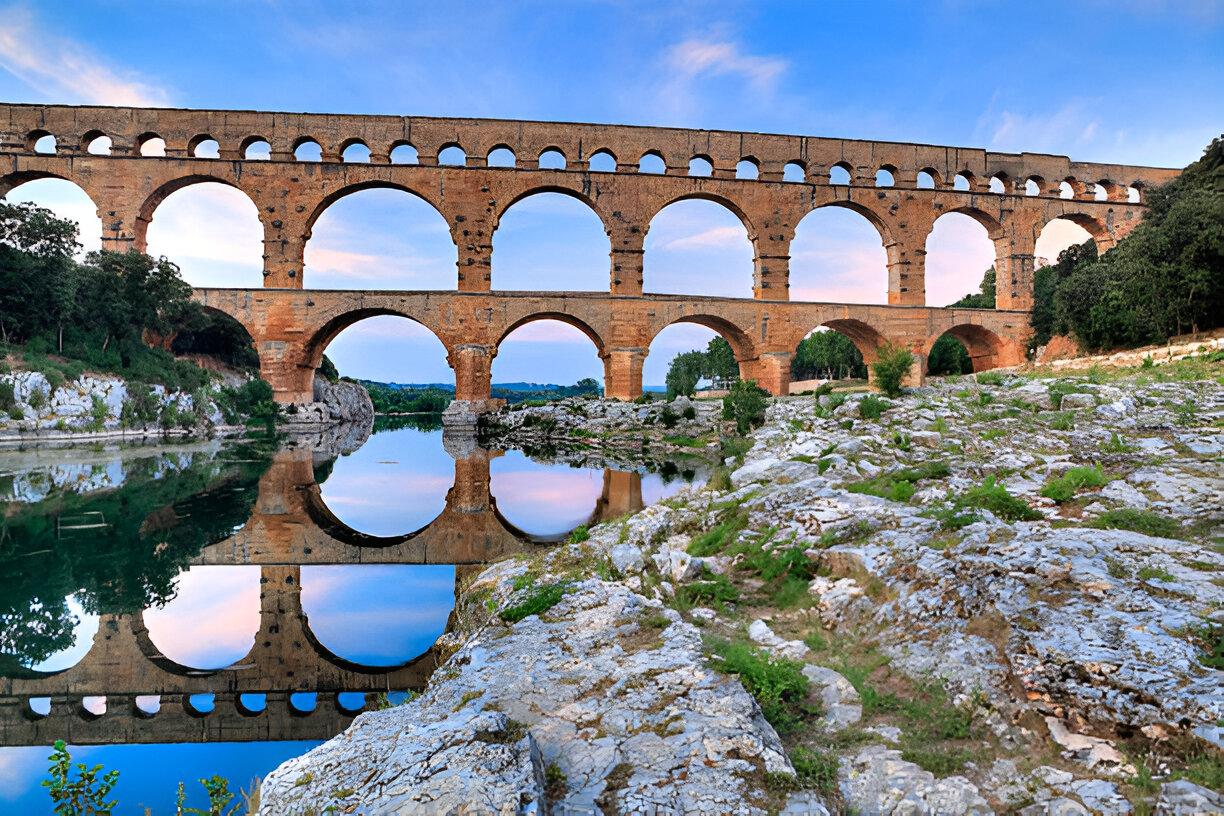 Pont du Gard vu de côté
